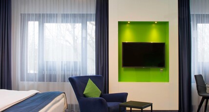 Holiday Inn STUTTGART Room Type - 1 Full Accessible Roll in Shower