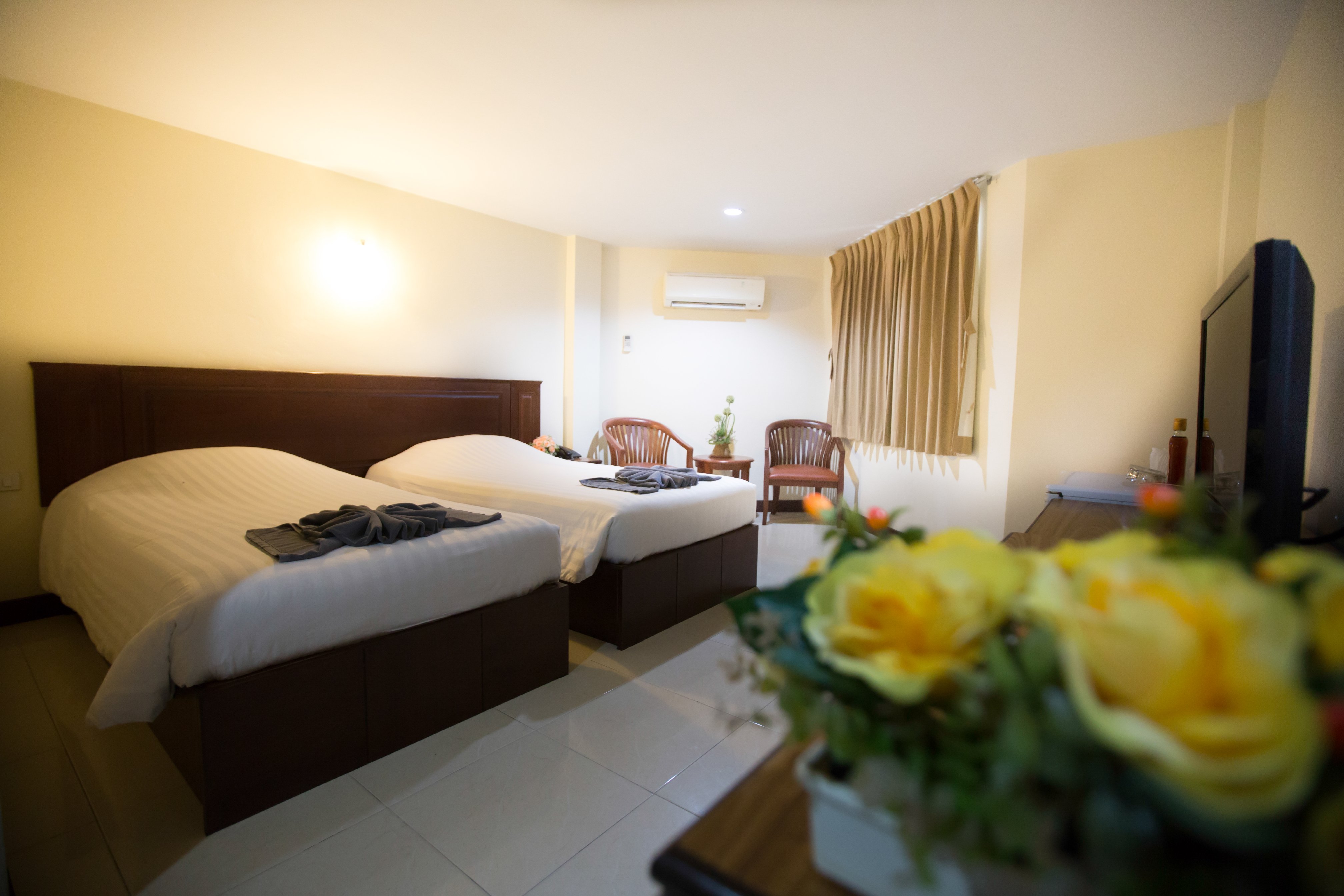 Twin Palms Beachfront Resort Pattaya - Tap to explore photos