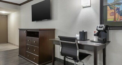 Best Western Plus Port O'Call Hotel Room Type - Accessible - 2 Queen, Mobility Accessible, Walk In Shower, Microwave And Refrigerator, Wi-Fi, Non-Sm Best Western Plus Port O'Call Hotel Room Type - Accessible - 2 Queen, Mobility Accessible, Walk In Shower, Microwave And Refrigerator, Wi-Fi, Non-Sm