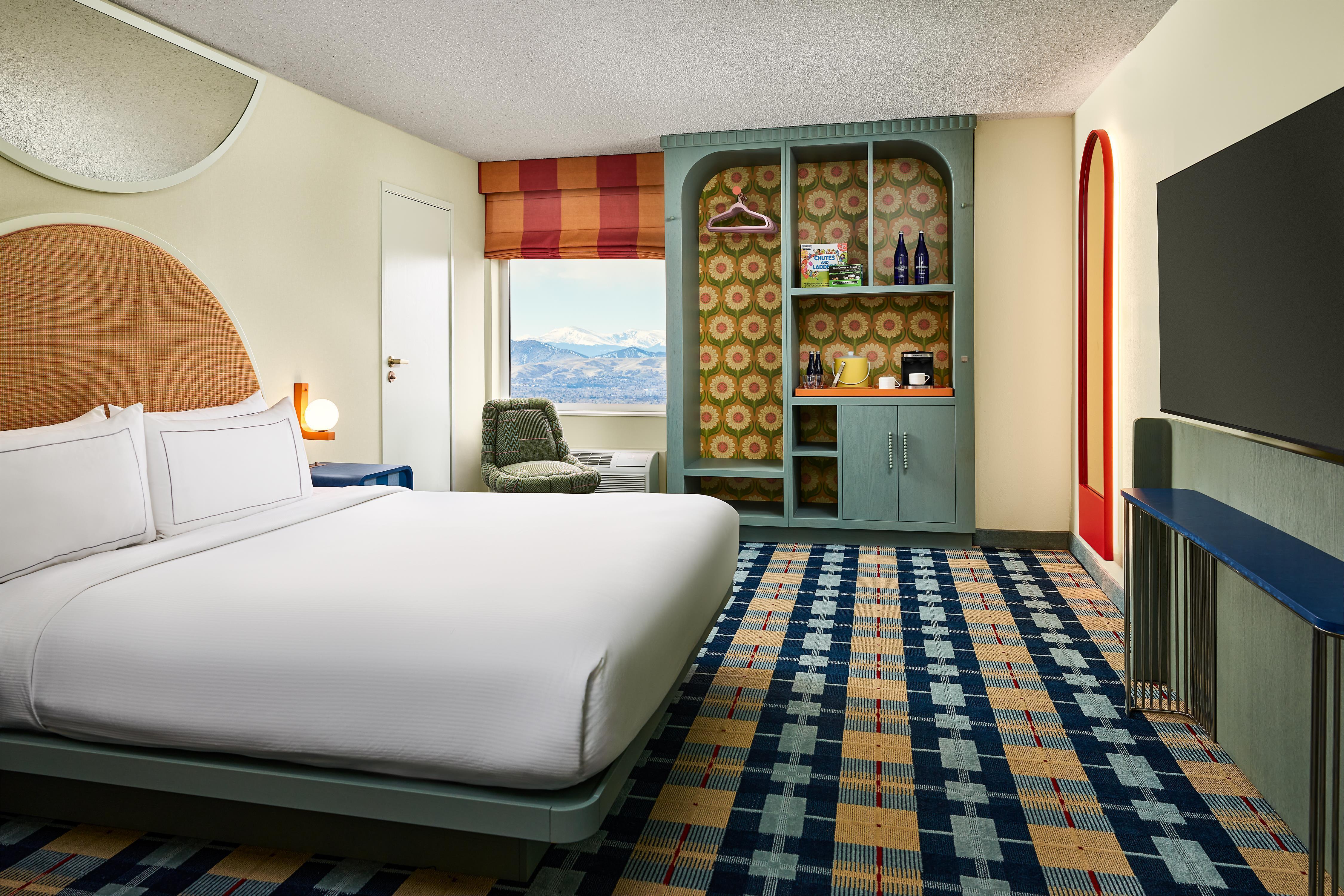 The Curtis Denver - a DoubleTree by Hilton Hotel Room Type - 1KING BED NS MOUNTAIN VIEW