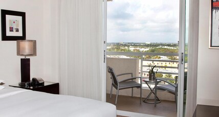 GALLERYone- A DoubleTree Suites by Hilton Hotel Room Type - 1KNG SUITE CITYVW BALCONY
