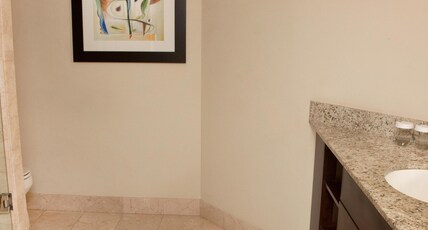 GALLERYone- A DoubleTree Suites by Hilton Hotel Room Type - 2QN INTRACOASTAL VW SUITE