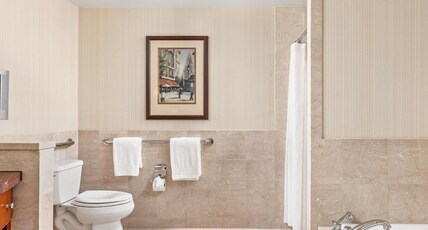 Conrad Indianapolis Room Type - DLX 1 KING ACC W  3X3SHW