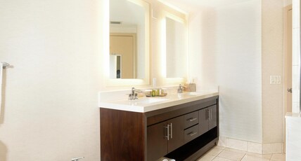 DoubleTree by Hilton Ocean Point Resort - North Miami Beach Room Type - 1KNG 1QN 2DBL 3BR NONSMOK