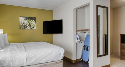 Best Western North Phoenix Hotel Room Type - Accessible - 1 King, Mobility Accessible, Roll In Shower, Pet Friendly Room, Microwave And Refrigera Best Western North Phoenix Hotel Room Type - Accessible - 1 King, Mobility Accessible, Roll In Shower, Pet Friendly Room, Microwave And Refrigera