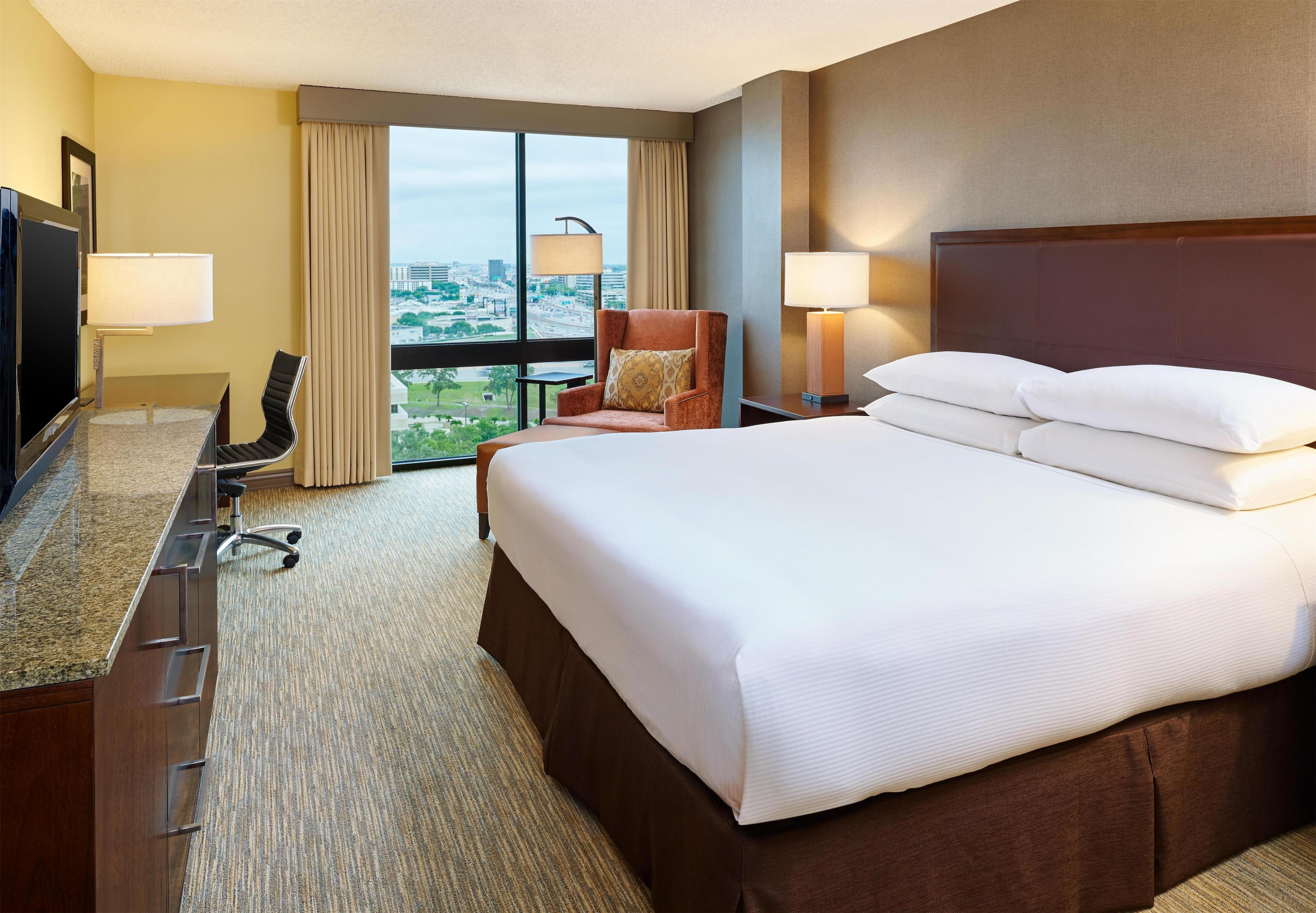 DoubleTree by Hilton Hotel San Antonio Airport Room Type - 1 KING BED NONSMOKING