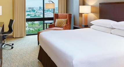 DoubleTree by Hilton Hotel San Antonio Airport Room Type - 1 KING BED SUITE