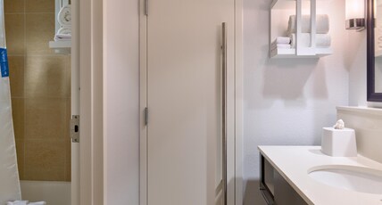 Hampton Inn Washington-Downtown-Convention Center, DC Room Type - KING SUITE-SPECIAL- NSMKG