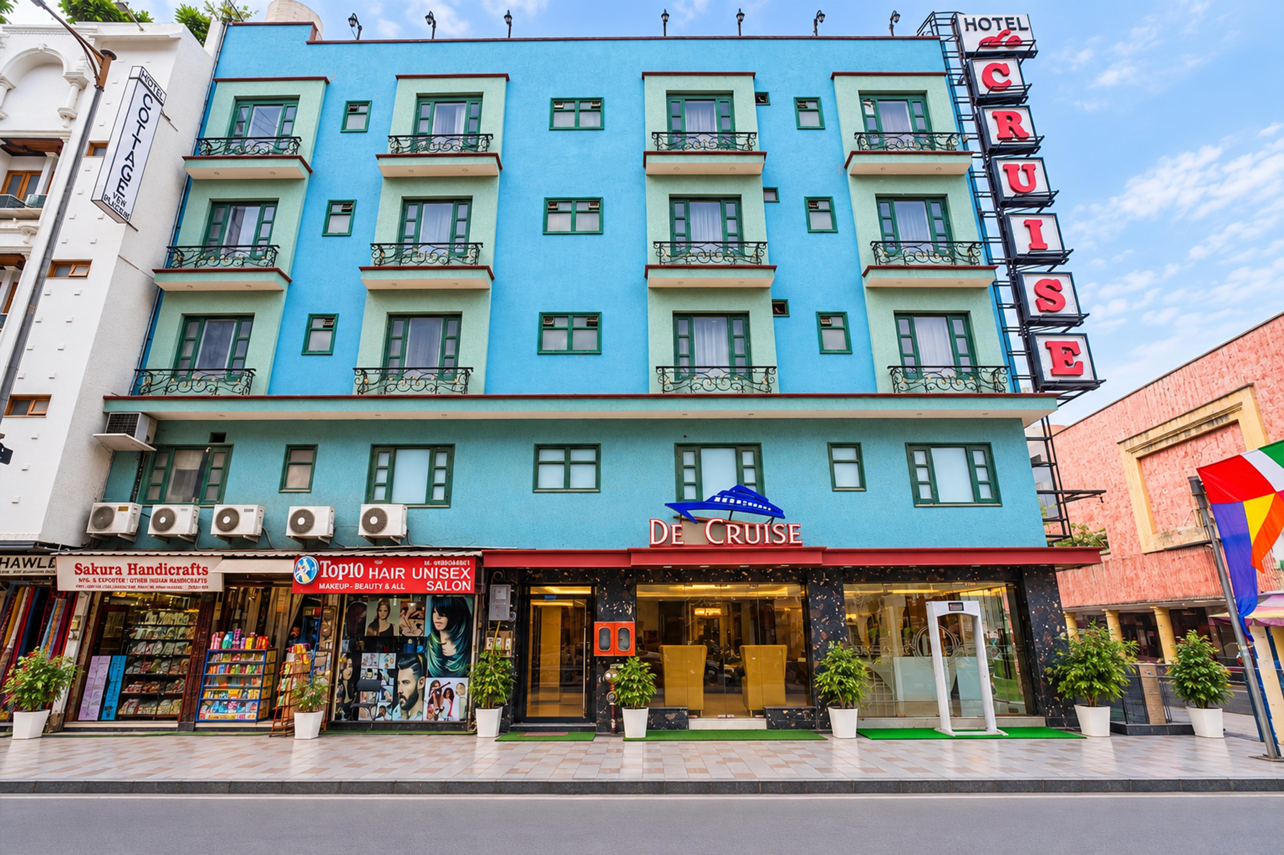 Hotel De Cruise - Tap to explore photos