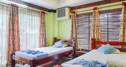 Clarz Guest House | 4mins walk from Zoo Road Room Type - AC Twin Room