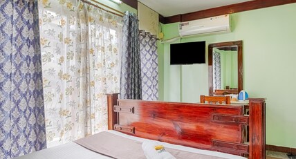 Clarz Guest House | 4mins walk from Zoo Road Room Type - AC Queen Room