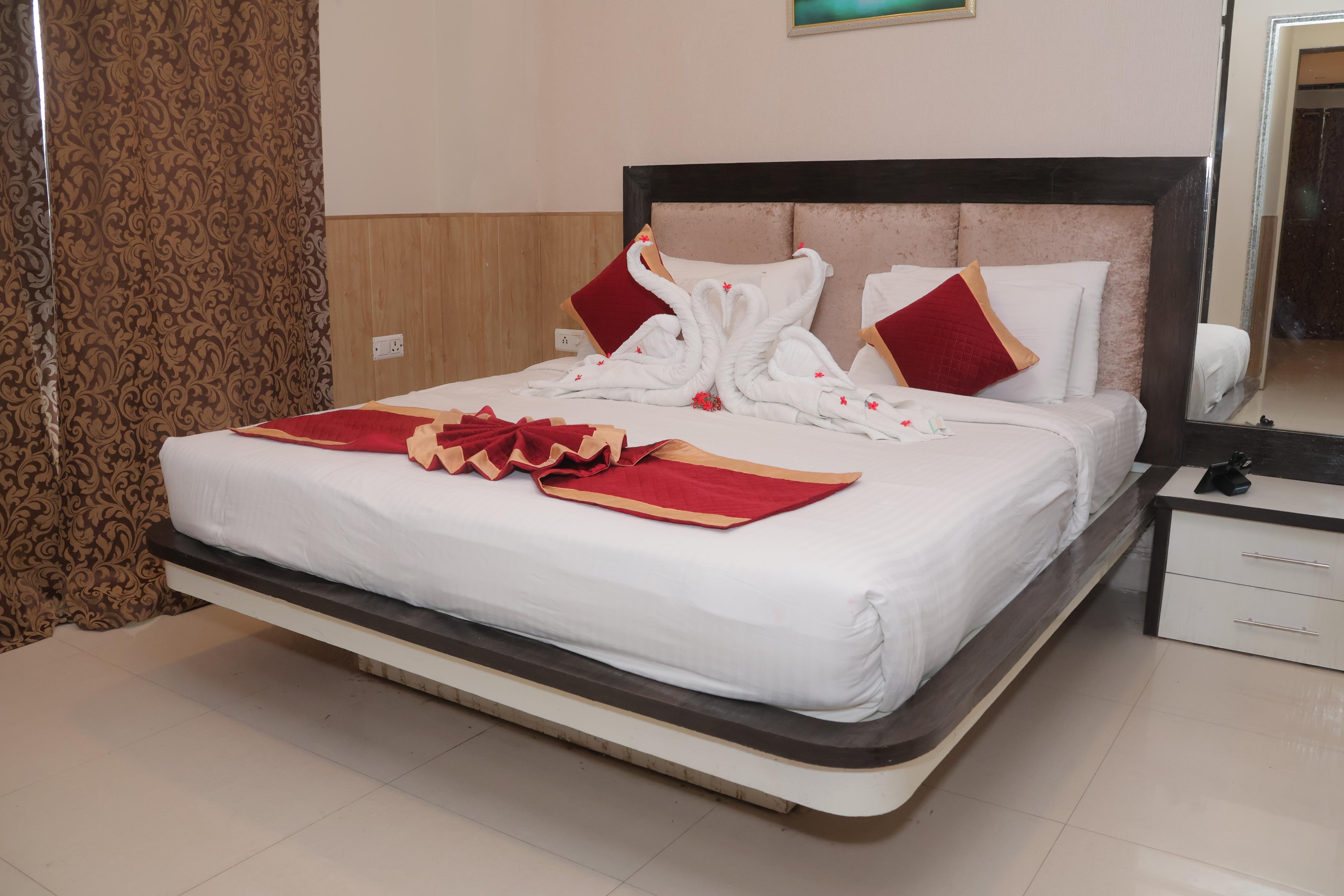 Shree jees House - 1BHK Room Type - Luxuries 1 BHK Suite with Prem Mandir view