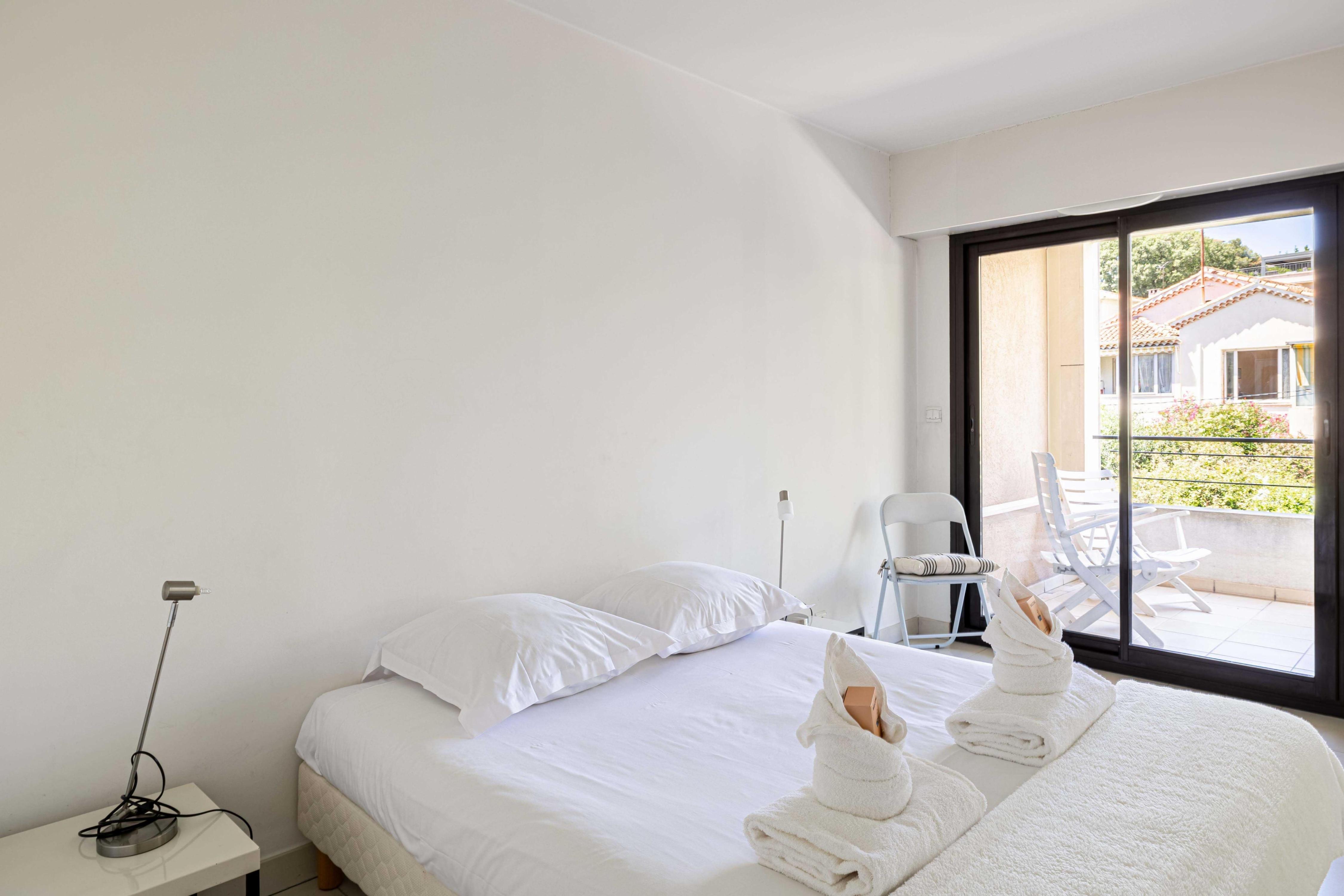 Charming apartment with balcony/pool - Tap to explore photos