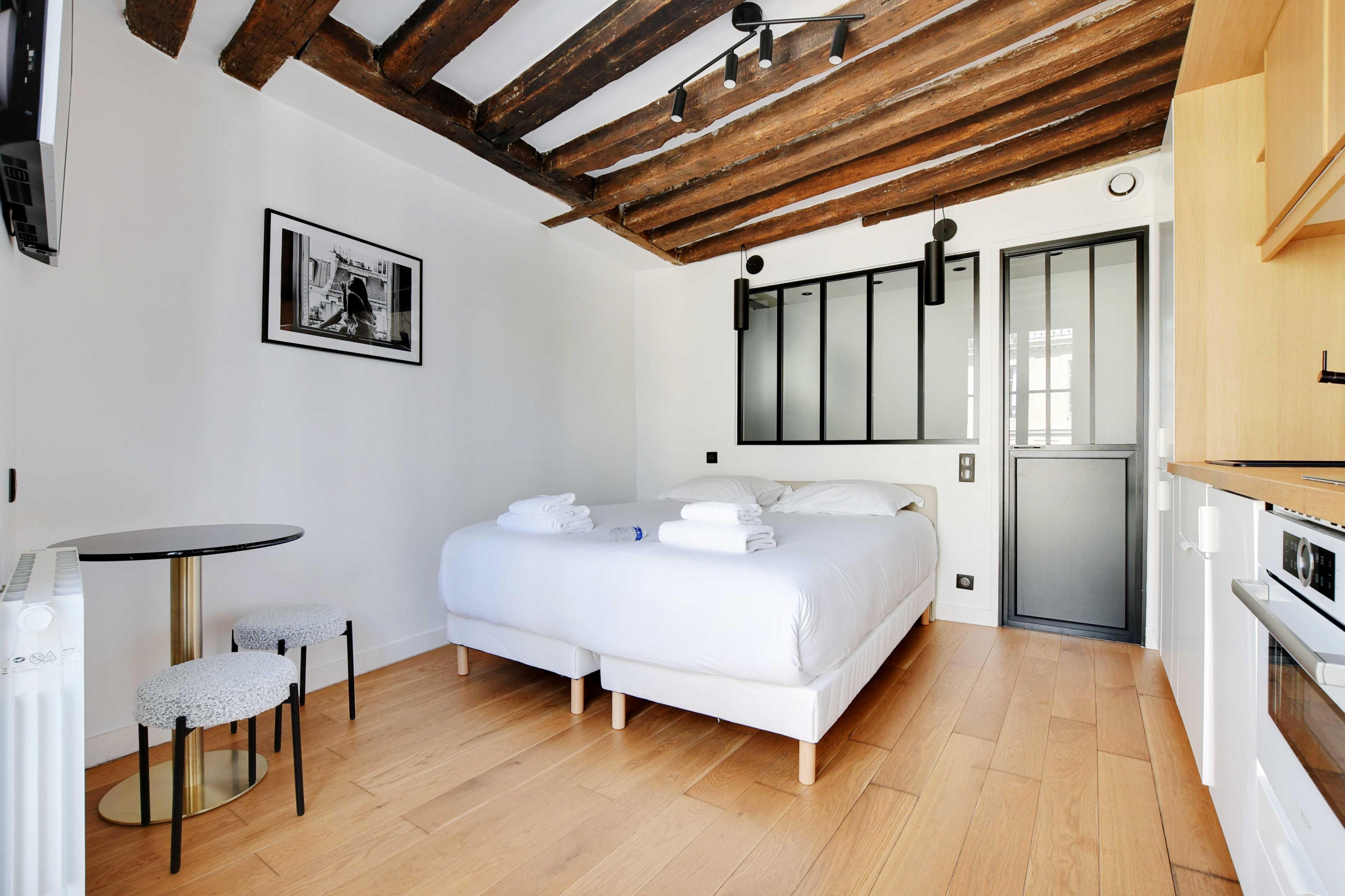Charming studio for 2 people - Le Marais - Tap to explore photos
