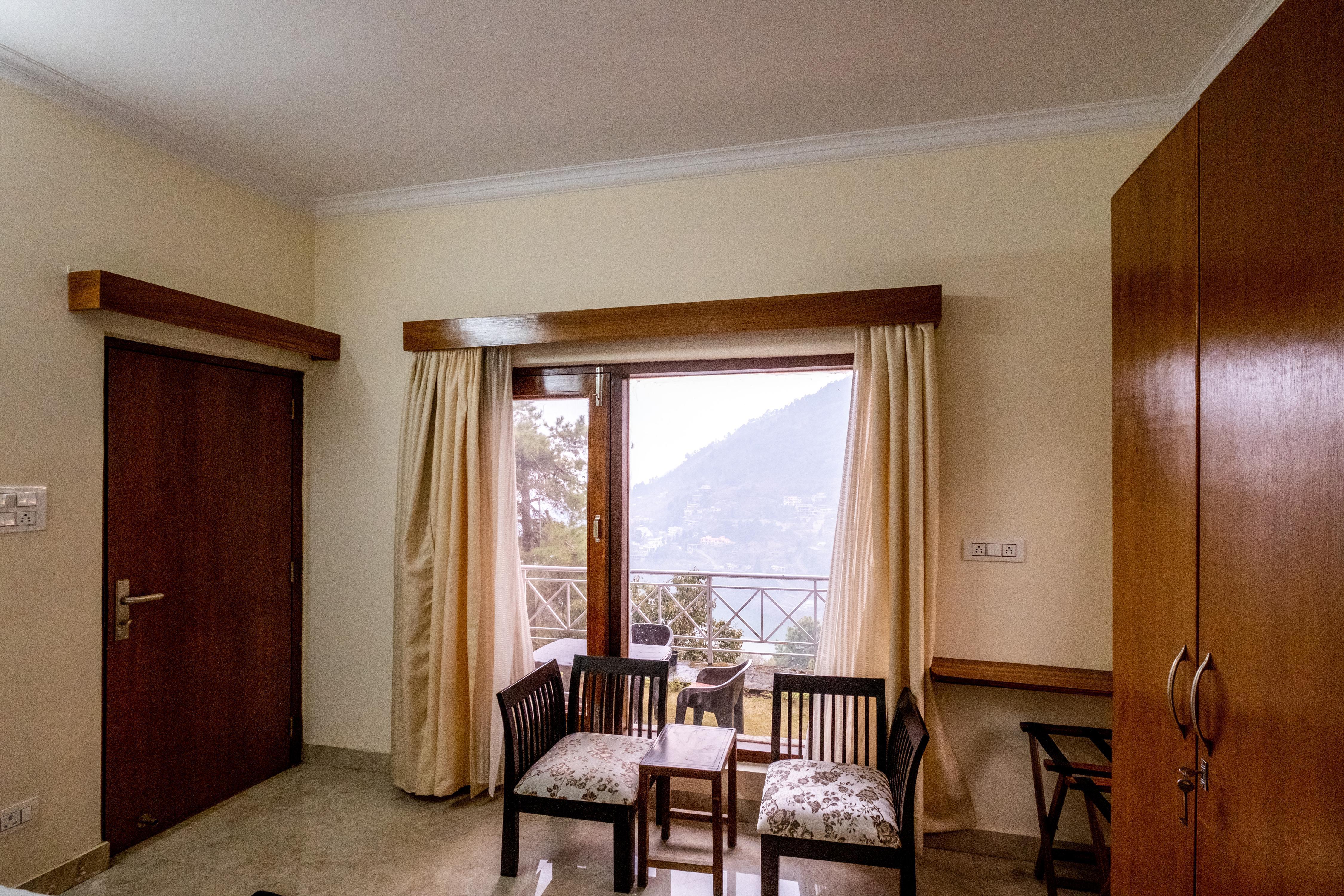 Bluebell   Private Room w Lake View   Shared Pool Room Type - Bedroom 1