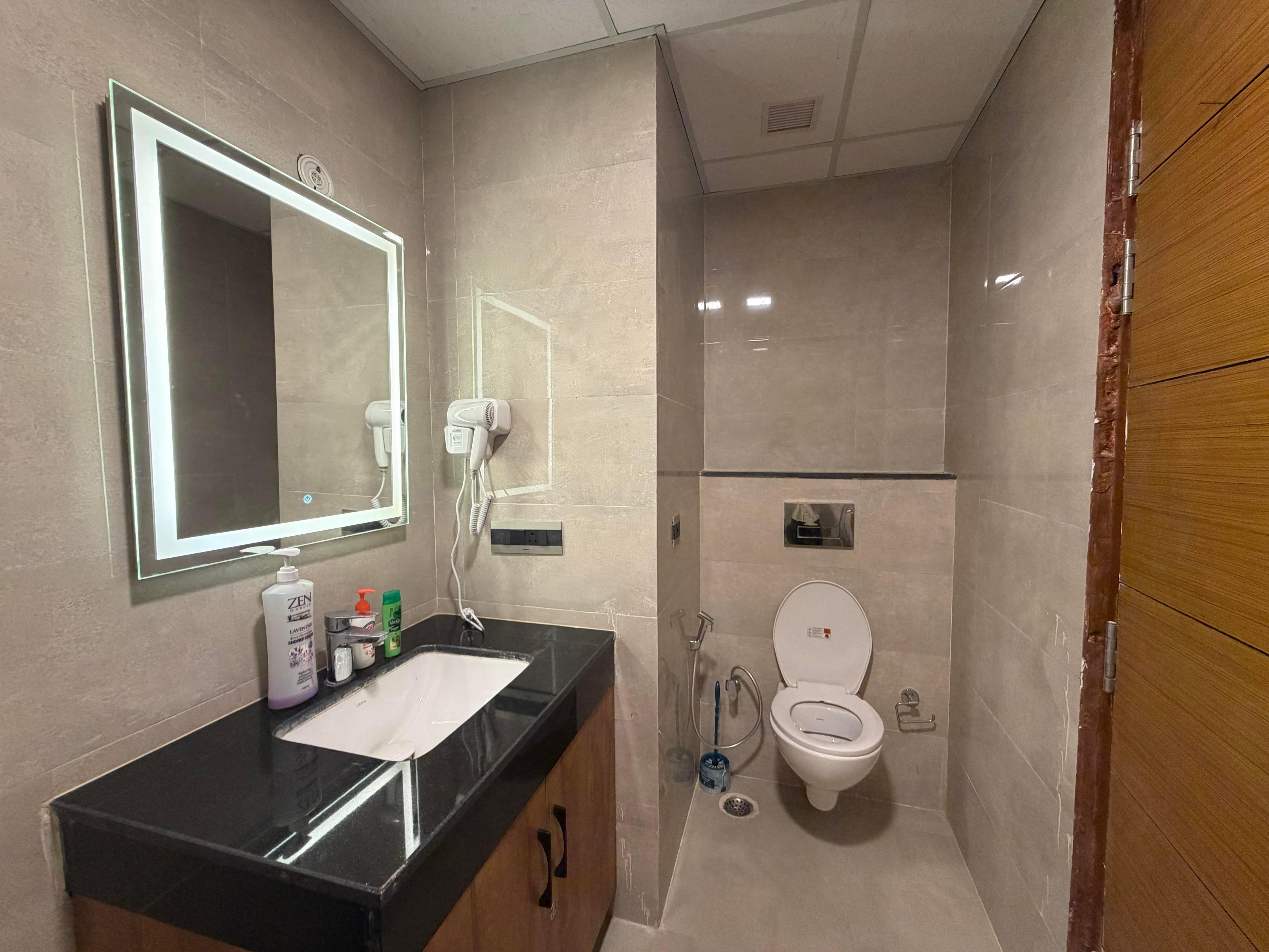 Cozycostays | Top Floor | Omaxe Hazratganj | - Tap to explore photos