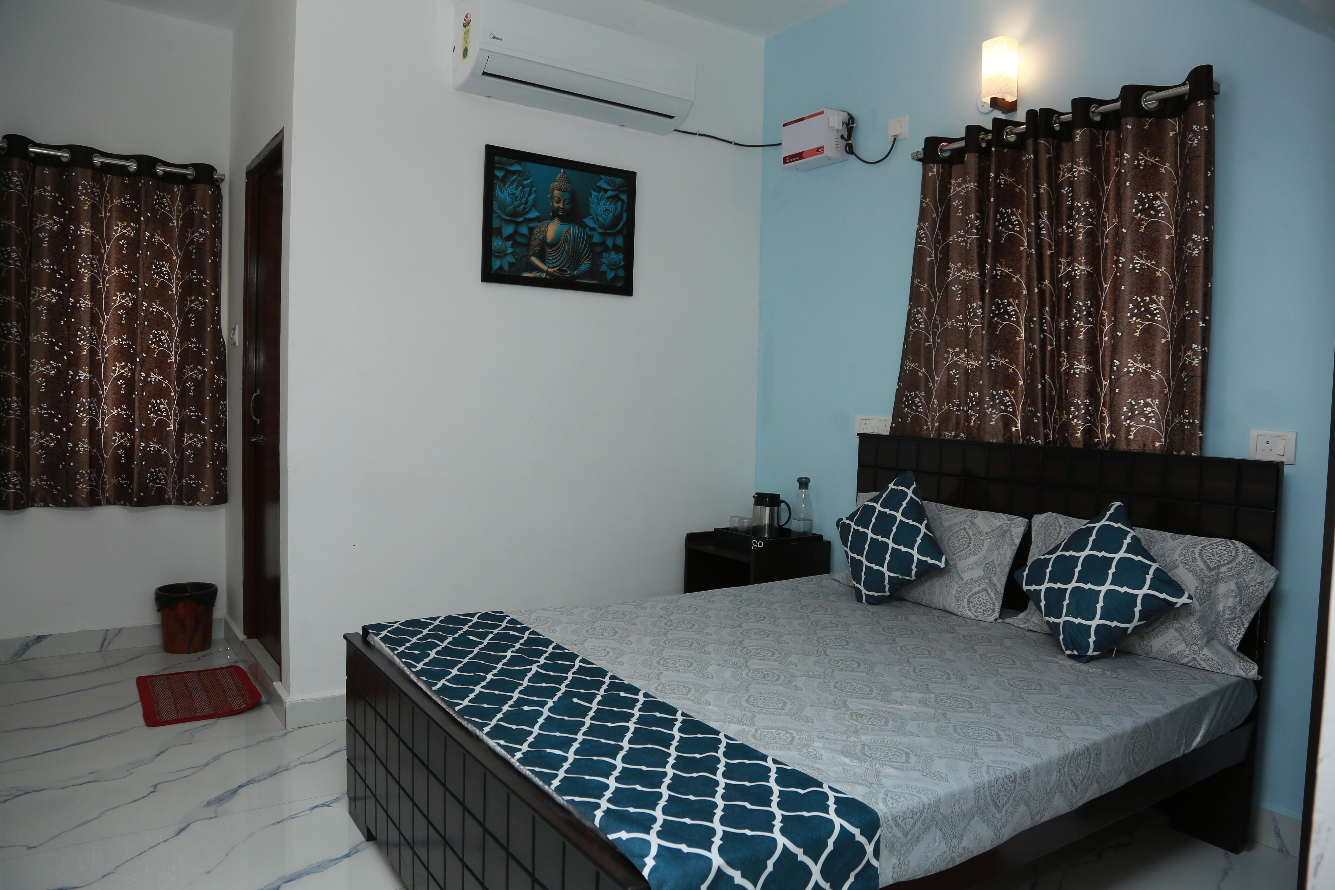 S R Guest House Room Type - Deluxe Queen Room