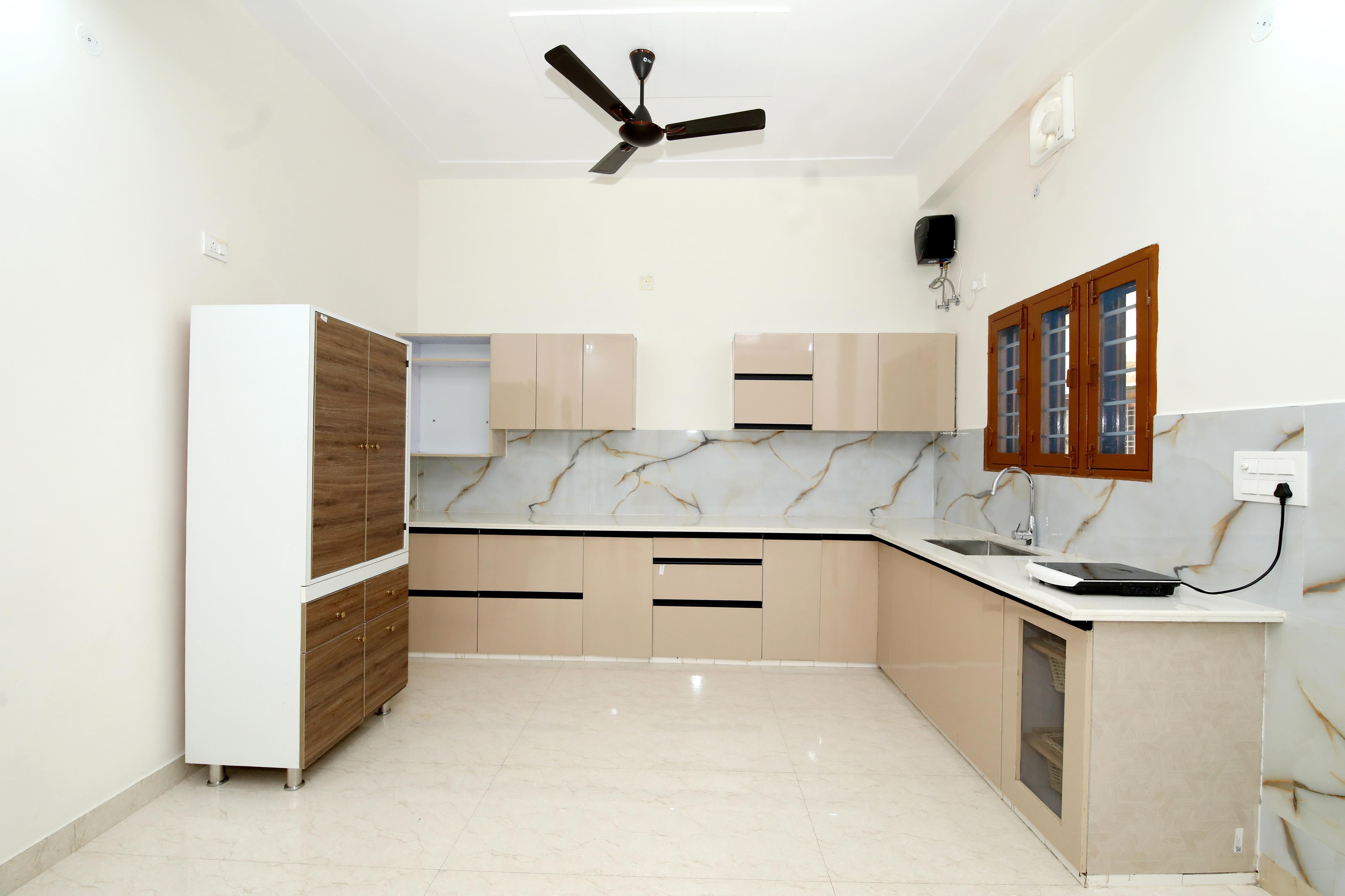 Bright Room with Private Bathroom   Balcony Access