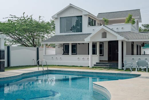 Bliss Farm Stays | Iris