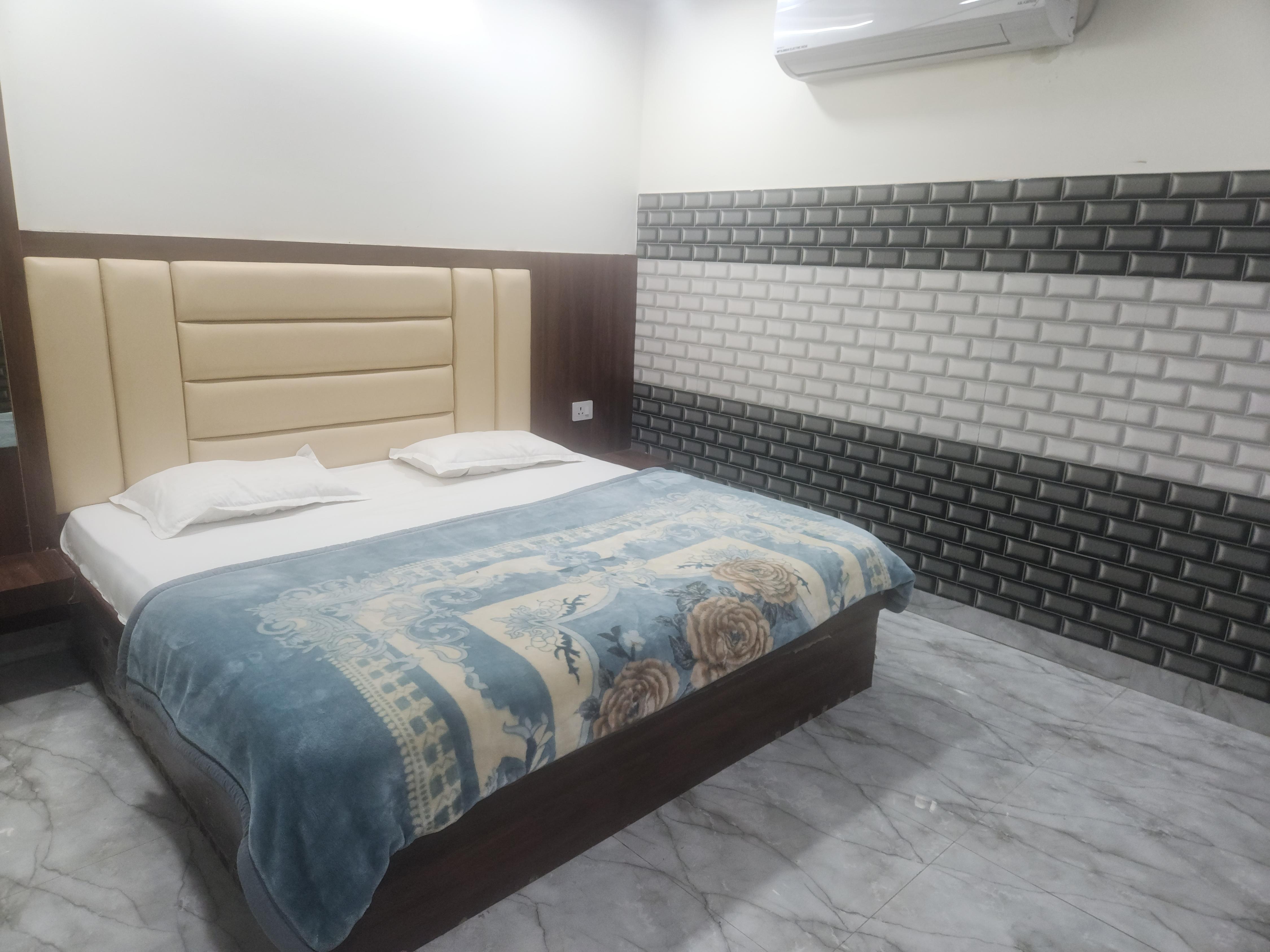 Hotel Shree Ji Inn - Tap to explore photos