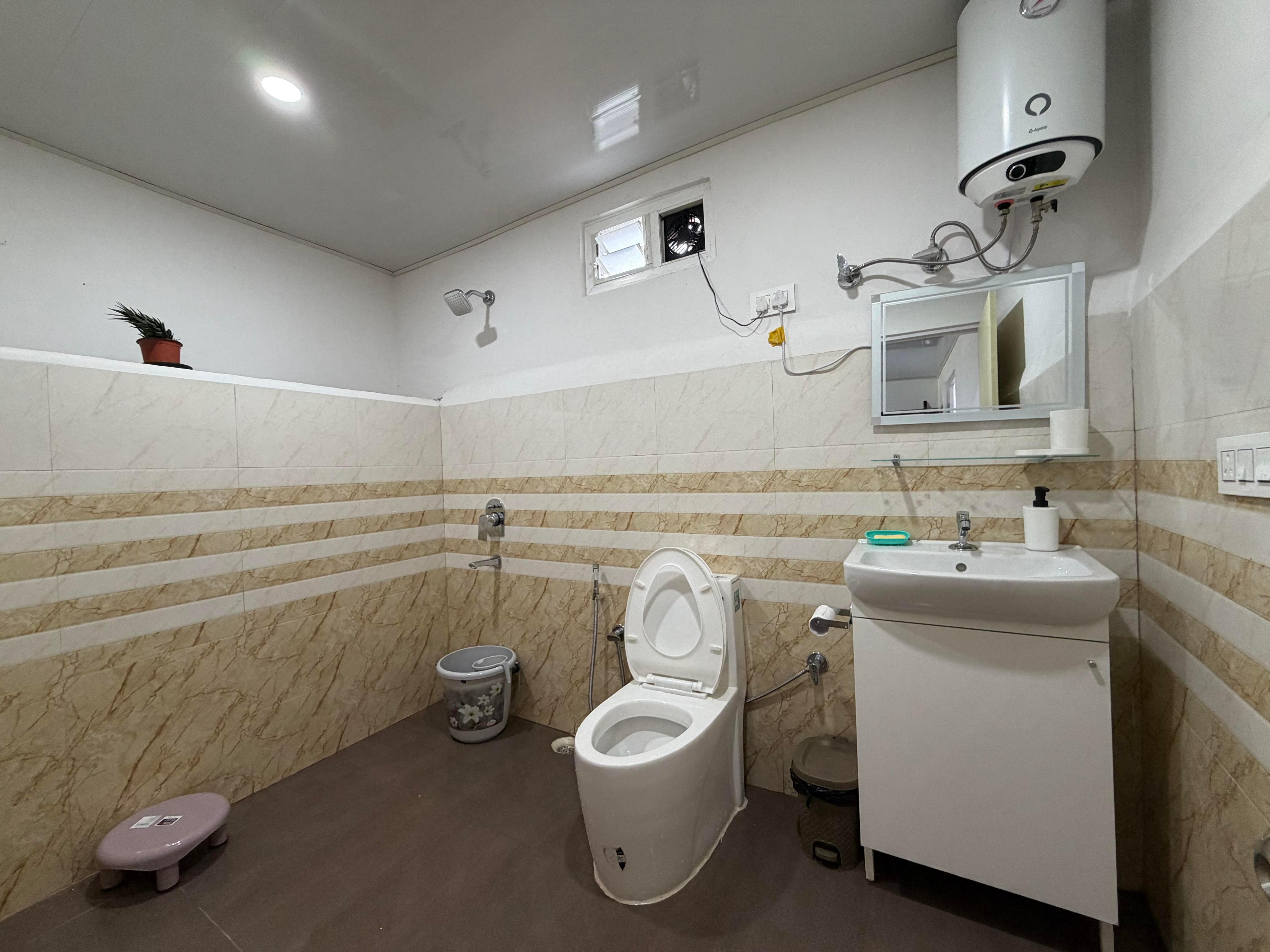 Baas Basai singe room space - Tap to explore photos