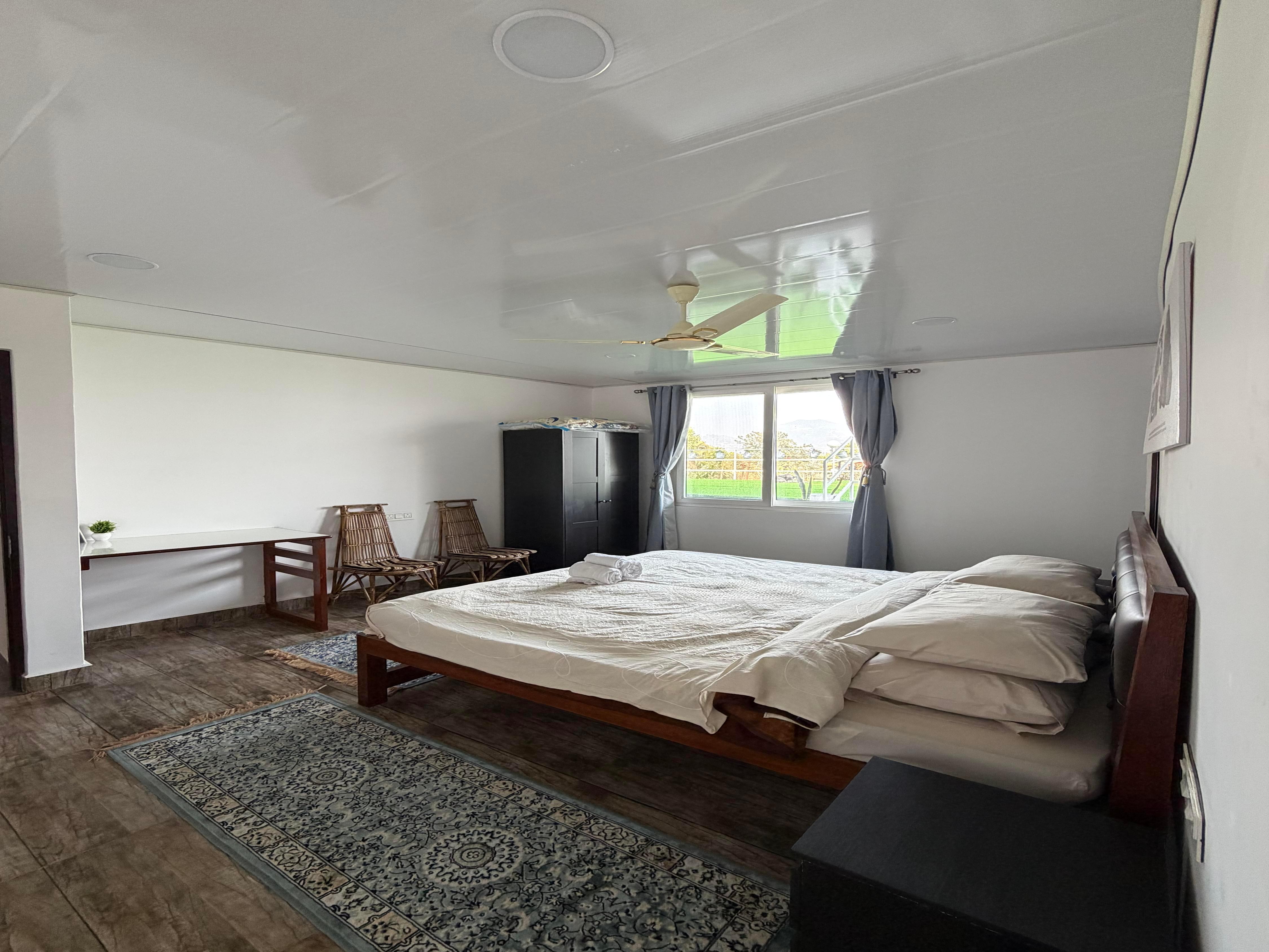 Baas Basai singe room space - Tap to explore photos