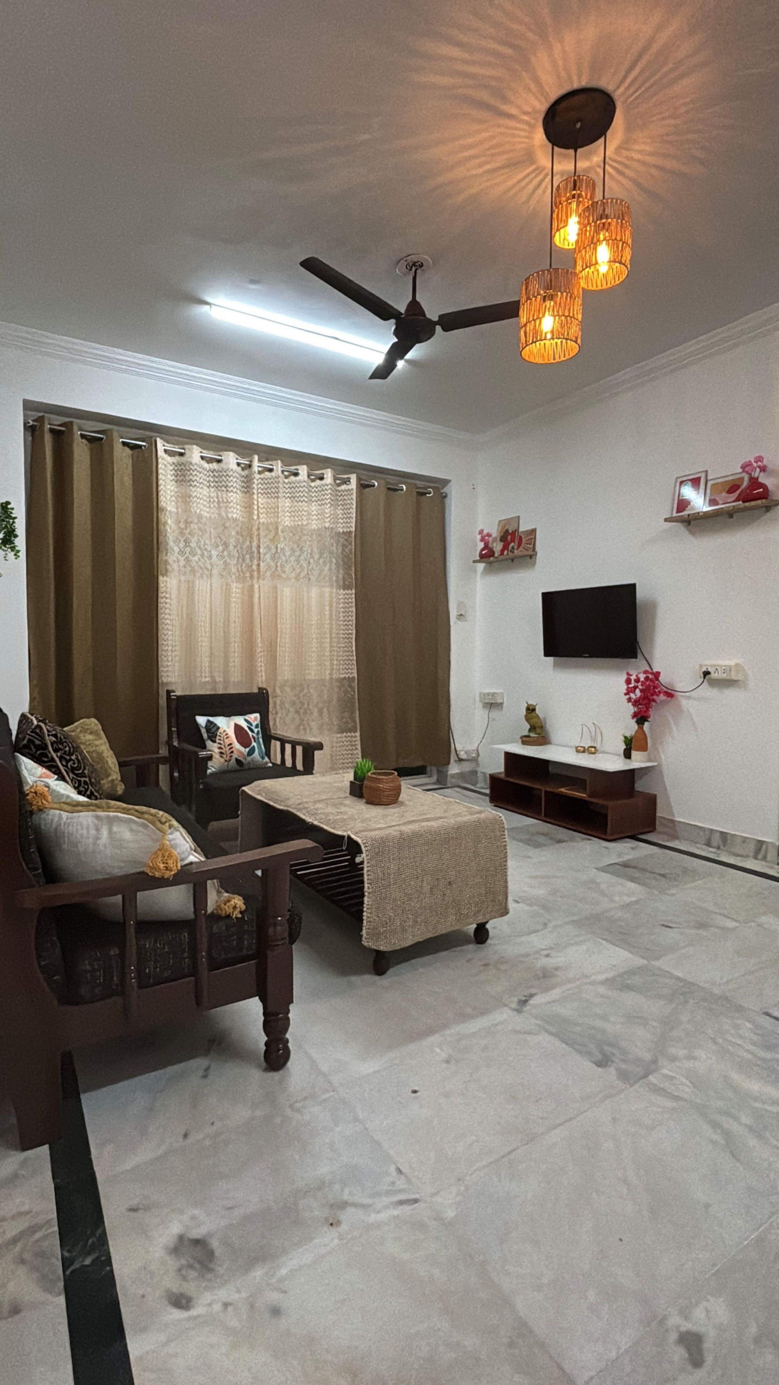 Royal Abode 2BHK Couple Friendly JalMahal MI Road - Tap to explore photos