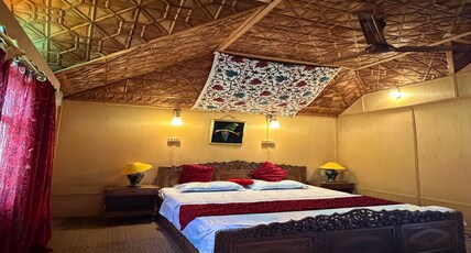Experience Magic of Kashmir Our Luxury Houseboat Room Type - Bedroom